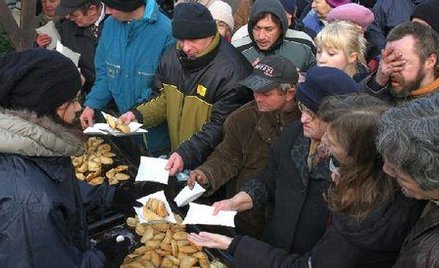 Na wigilię na krakowskim Rynku przyjechali ludzie z całej Polski. Poczęstowano ich m.in. 220 tysiąca