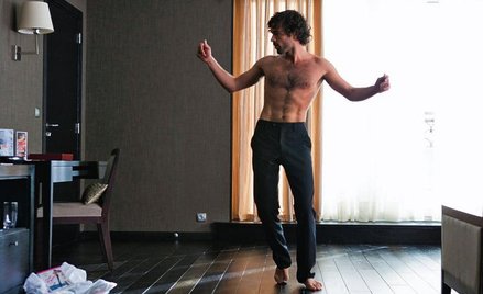 Alex rozkochuje w sobie kobiety, by rozbić nieudane związki, w których tkwią