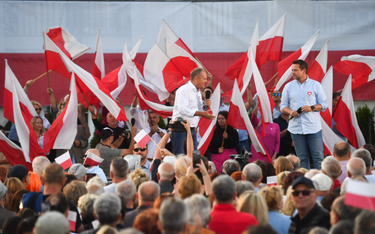 Przewodniczący i wiceprzewodniczący Platformy Obywatelskiej, Donald Tusk i Rafał Trzaskowski na wiec