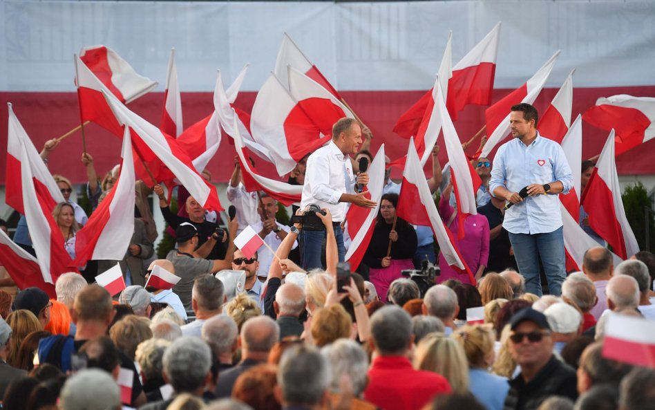 Przewodniczący i wiceprzewodniczący Platformy Obywatelskiej, Donald Tusk i Rafał Trzaskowski na wiec