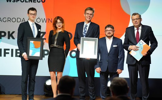 Nagrody główne w kategorii "Rozwiązanie dla dobra wspólnego" odbierają Marcin Waryszak, Założyciel, 