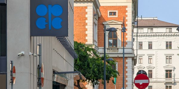 Blokada Ormuzu wstrząsnęła rynkiem. OPEC+ zapowiada działani
