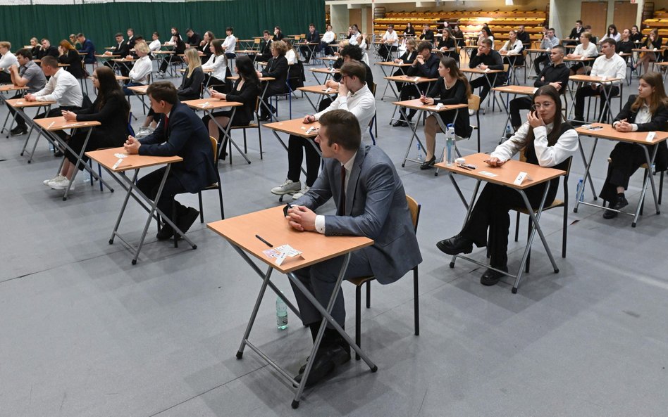Maturzyści są pełni obaw o swoją przyszłość, wchodząc w dorosły świat