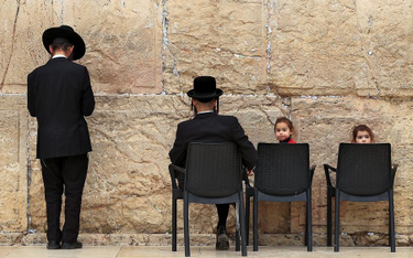 Ortodoksyjni Żydzi przy Ścianie Płaczu