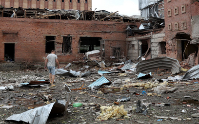 Gruzy budynku częściowo zniszczonego w wyniku nocnego ataku rakietowego na Kramatorsk