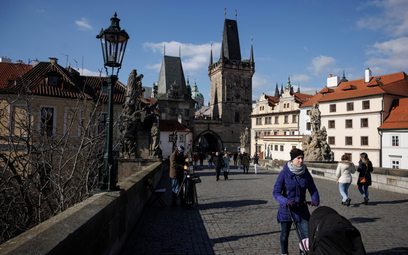 Czechy: Szef banku centralnego wzywa, by mniej wydawać