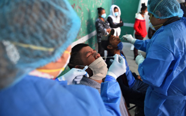 Uchodźcy nie otrzymują szczepień. Producenci leków obawiają się pozwów