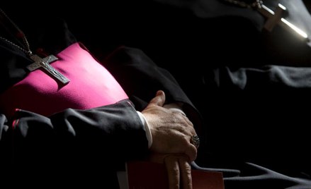 Krzyżak: Księża kontra biskupi. Nowa linia podziału