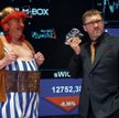 Prezes Kino Polska TV Piotr Reisch prezentuje pamiątkową statuetkę przyznawaną giełdowym debiutantom