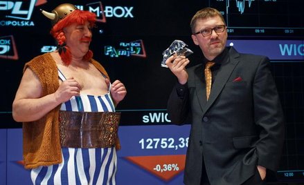 Prezes Kino Polska TV Piotr Reisch prezentuje pamiątkową statuetkę przyznawaną giełdowym debiutantom