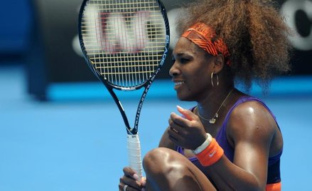 Serena Williams idzie przez turniej z przygodami – najpierw skręcona kostka, potem cios w szczękę wł