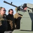 Wiceprzewodniczący Rady Bezpieczeństwa Rosji Dmitrij Miedwiediew dokonuje przeglądu sprzętu wojskowe