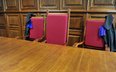 Pusta sala rozpraw w sądzie. Na powołania przez prezydenta czeka 57 osób