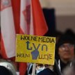 Manifestacja przeciwko nowelizacji ustawy o radiofonii i telewizji przed Pałacem Prezydenckim w Wars