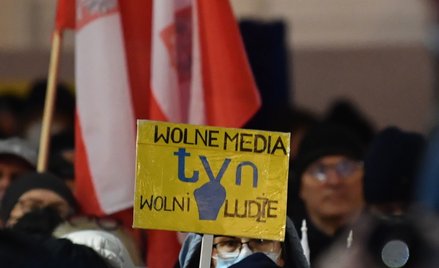 Manifestacja przeciwko nowelizacji ustawy o radiofonii i telewizji przed Pałacem Prezydenckim w Wars