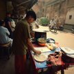 Uliczna restauracja w Lahore w Pakistanie.