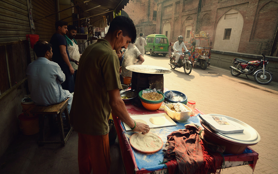 Uliczna restauracja w Lahore w Pakistanie.