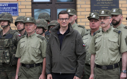 Mateusz Morawiecki we wtorek spotkał się z funkcjonariuszami Straży Granicznej w Kuźnicy na Podlasiu
