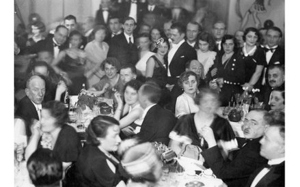 1932r. w kabarecie literackim "Femina". Uczestnicy podczas rozmów przy stolikach