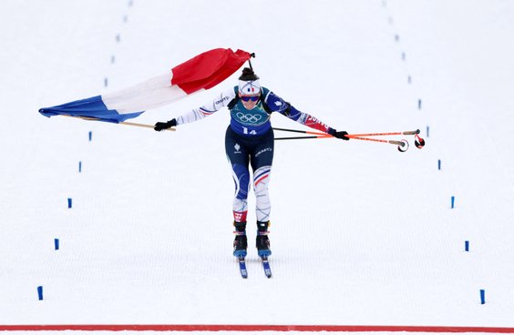 Julia Simon kończy zwycięski bieg sztafety kobiet. Reprezentacja Francji zdominowała olimpijskie zma