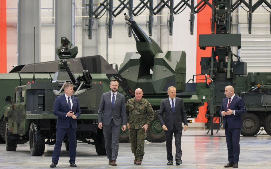 Premier Donald Tusk (2P), wicepremier, minister obrony narodowej Władysław Kosiniak-Kamysz (2L), dow
