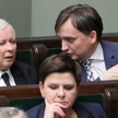 Prezes PiS Jarosław Kaczyński (L),  Zbigniew Ziobro (P) i Beata Szydło (C) na sali obrad Sejmu w 201