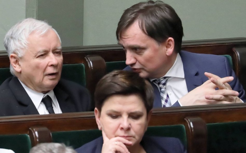 Prezes PiS Jarosław Kaczyński (L),  Zbigniew Ziobro (P) i Beata Szydło (C) na sali obrad Sejmu w 201