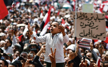 Kair, kwiecień 2011 r. Egipski chłopiec modli się wraz z tysiącami demonstrantów „o ocalenie rewoluc