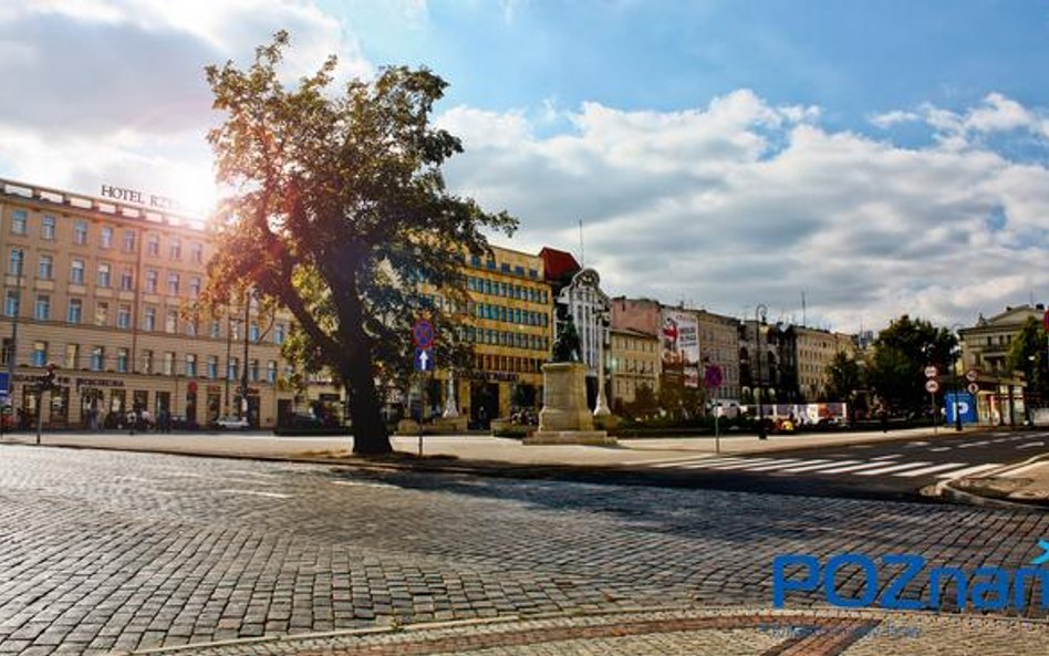 Plac Wolności w Poznaniu znajduje się na zachód od średniowiecznej części miasta.