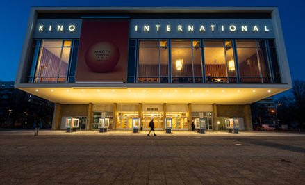 Kino International wybudowano w latach 1961-1963, Za projekt obiektu odpowiadali architekci Josef Ka