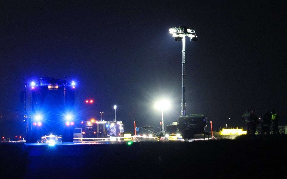 Służby ratownicze w miejscu katastrofy F-16 na terenie 42. Bazy Lotnictwa Szkolnego w Radomiu