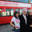 Pisarka Ariane Sherine, Richard Dawkins i dziennikarka Polly Toynbee świętują rozpoczęcie kampanii p