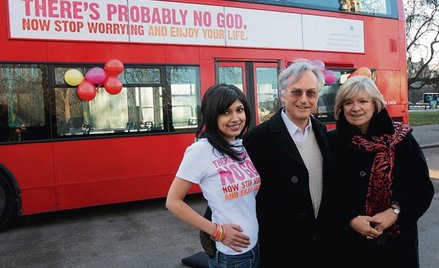 Pisarka Ariane Sherine, Richard Dawkins i dziennikarka Polly Toynbee świętują rozpoczęcie kampanii p