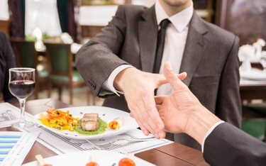 Lunch z kontrahentem podczas prowadzenia rozmów biznesowych może być zaliczony do firmowych kosztów.