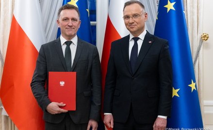 Sędzia Krzysztof Wiak i prezydent Andrzej Duda podczas uroczystości wręczenia aktu powołania na stan
