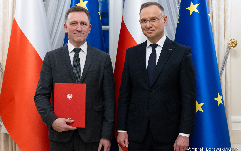 Sędzia Krzysztof Wiak i prezydent Andrzej Duda podczas uroczystości wręczenia aktu powołania na stan