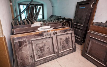 Drzwi czekające na powrót na swoje miejsca