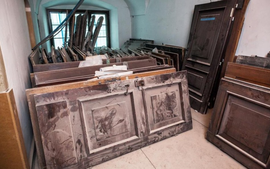 Drzwi czekające na powrót na swoje miejsca