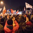 Kilkutysięczna manifestacja pod Sejmem odbyła się w nocy z 16 na 17 grudnia 2016 r. Policja opubliko