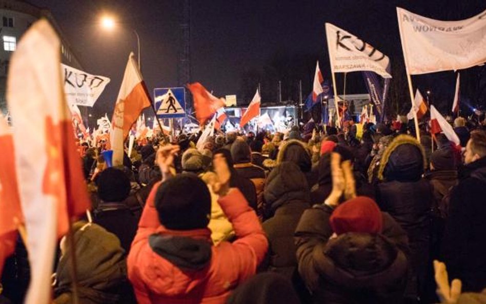 Kilkutysięczna manifestacja pod Sejmem odbyła się w nocy z 16 na 17 grudnia 2016 r. Policja opubliko