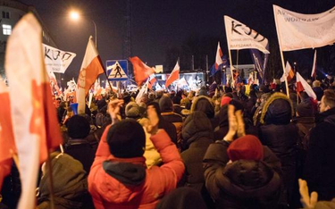 Kilkutysięczna manifestacja pod Sejmem odbyła się w nocy z 16 na 17 grudnia 2016 r. Policja opubliko