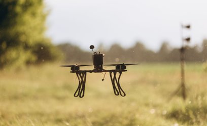 Latający Partyzanci. Kontrowersyjny biznesmen związany z PiS tworzy akademię dronową