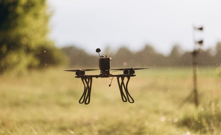 Latający Partyzanci. Kontrowersyjny biznesmen związany z PiS tworzy akademię dronową