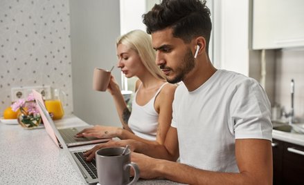 Tylko co drugi Polak korzysta z urzędów online. Ale Niemcy niewiele lepsi