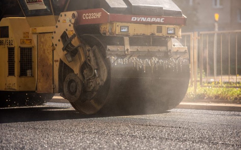 Prowadzone prace drogowe wpłyną na ruch drogowy i trasy komunikacji miejskiej