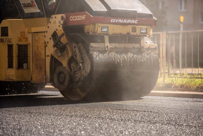 Prowadzone prace drogowe wpłyną na ruch drogowy i trasy komunikacji miejskiej