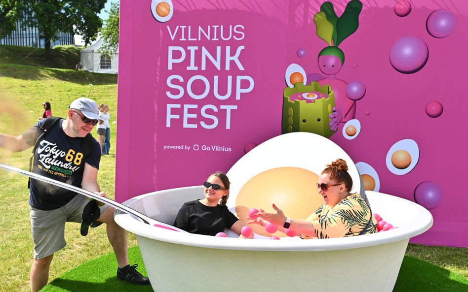 Co roku w Wilnie odbywa się festiwal chłodnika litewskiego, zwanego z angielska też "pink soup"