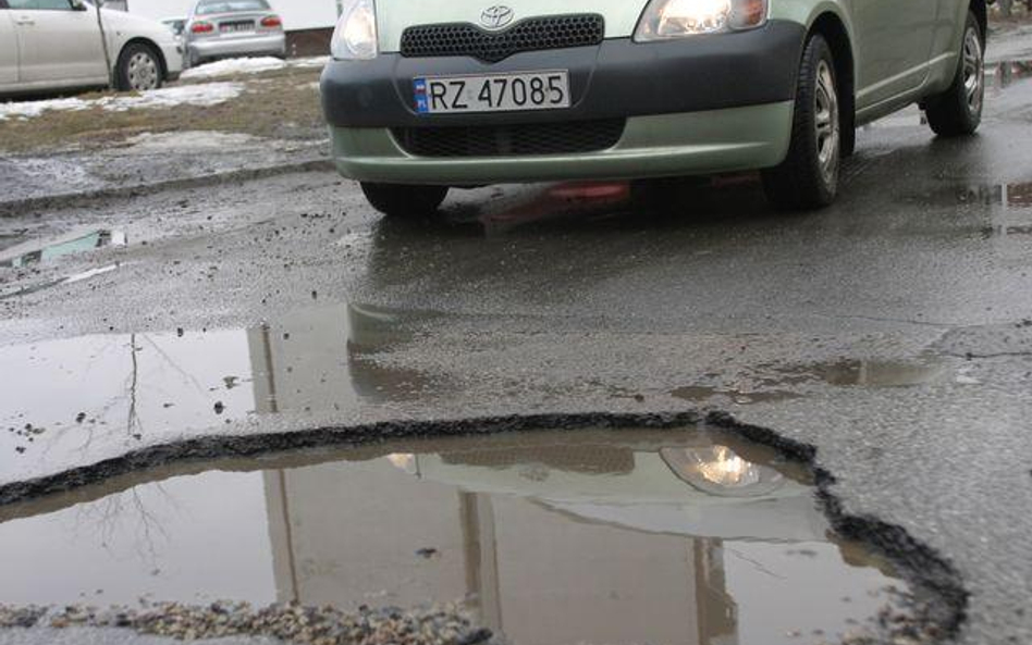 Zarządców łatwo pozwać za dziurawe jezdnie