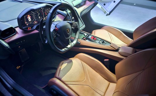 Lamborghini Revuelto