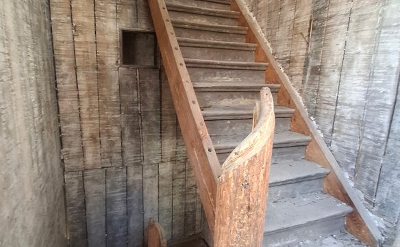 Z powodu małego budżetu drewniaka Burkego wybudowano częściowo z materiałów pochodzących z odzysku.